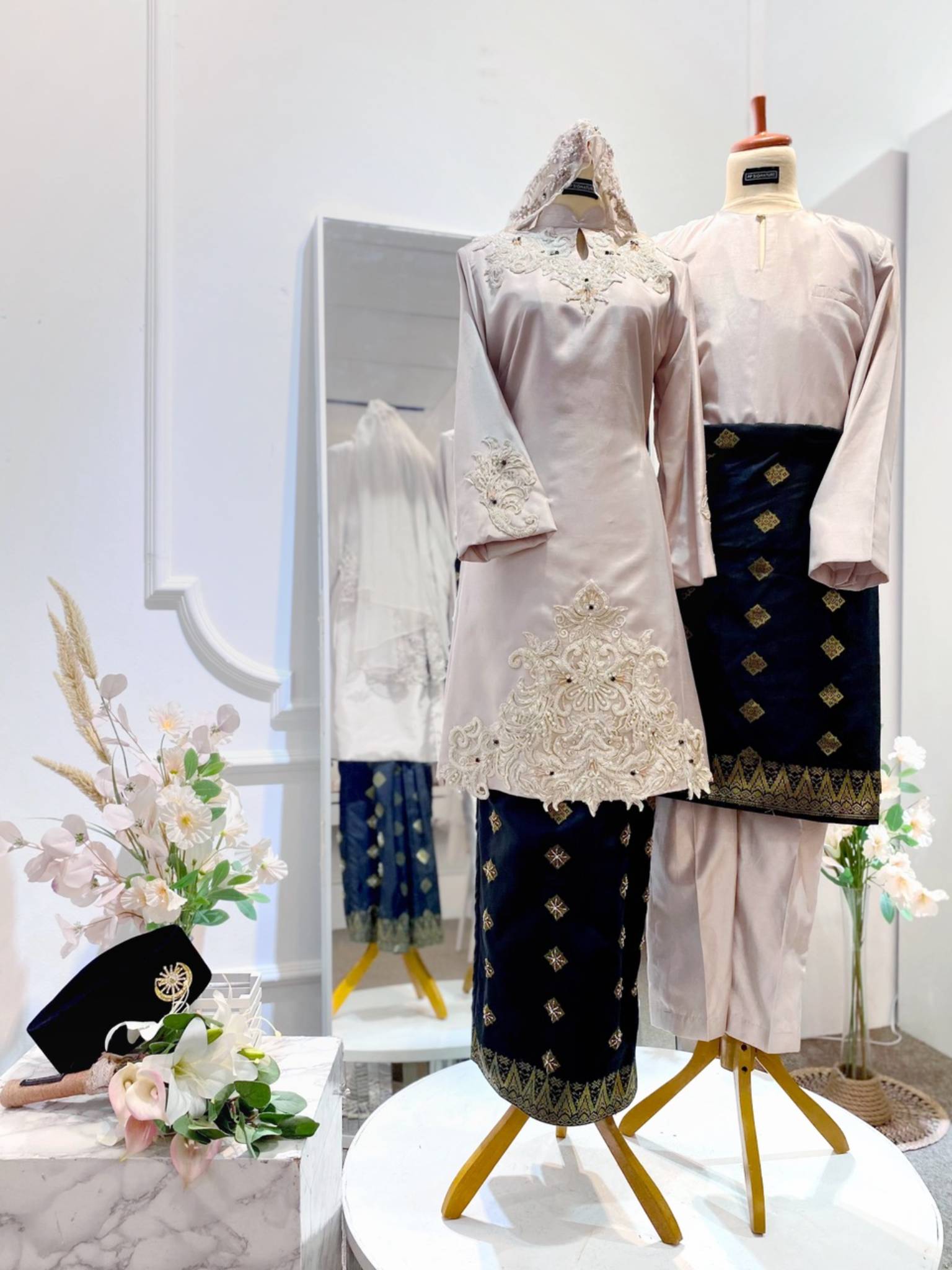 design dress nikah Package : Exclusive RM399 set Rental L&P Design : Dress Exclusive Colour :  Off white Bride Fit : M-2XL(3M veil add on RM100) Groom fit : XXS