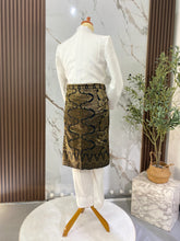 Close-up motif tenun emas pada Sampin Songket Hitam