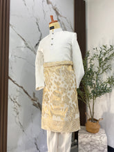 Close-up motif tenun emas pada Sampin Songket Putih