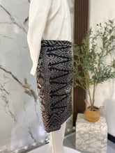 Sampin Songket Nikah Hitam Motif Perak dalam kemasan PP Signature
