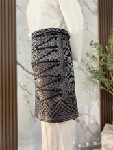 Close-up motif tenun perak pada Sampin Songket Hitam
