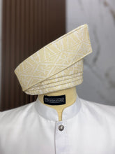 Bahagian belakang Set Tanjak Songket Putih Motif Emas dengan Baju Sanding