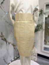 Set Tanjak Songket Baju Sanding Putih Motif Emas dalam kemasan PP Signature