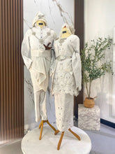 Busana pengantin baju sanding TANJUNG warna off white dengan aksesori sanggul lintang dan tanjak untuk gaya pengantin melayu klasik