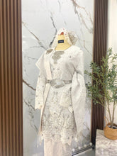 Baju sanding perempuan baju kurung off-white songket 2D dengan selempang dan dokoh rantai untuk siluet pengantin berseri dan sopan