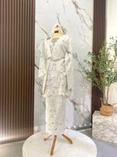 Rekaan baju sanding TANJUNG dengan perincian selempang songket klasik yang memberikan gaya tradisional elegan untuk photoshoot pengantin perempuan