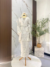 Busana baju kurung sanding songket 2D off white potong longgar dan selesa untuk keselesaan berjalan sepanjang majlis resepsi