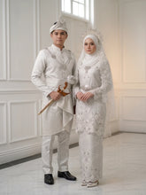 Gambar pasangan pengantin sebenar menggayakan baju sanding TANJUNG songket 2D off white di majlis perkahwinan tradisional melayu