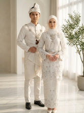 Gambar pasangan pengantin sebenar menggayakan baju sanding TANJUNG songket 2D off white di majlis perkahwinan tradisional melayu