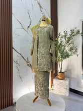 Sanggul lintang dokoh rantai dan selempang baju sanding kurung silver grey TUN TEJA-Baju Pengantin-Baju Sanding