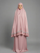 Telekung Dusty Pink dengan tona pastel lembut yang memikat. Material tidak panas dan potongan longgar memberi keselesaan setiap kali solat. Warna feminin, sesuai untuk diri sendiri atau dijadikan hadiah bermakna. Klik beli untuk miliki warna paling laris ini.