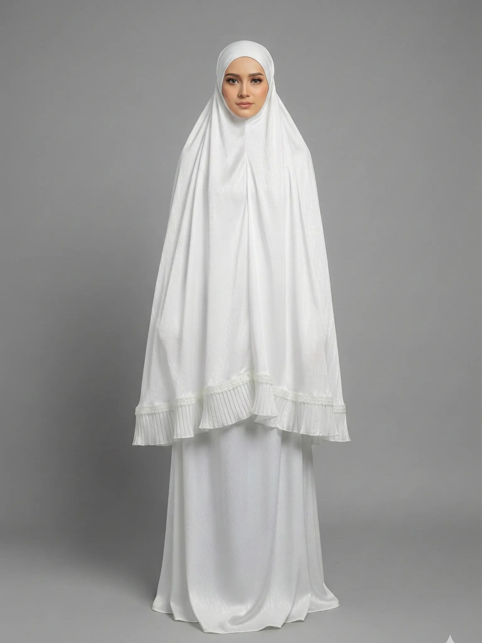 Telekung Off White ini memberi aura bersih dan suci dengan rekaan minimal yang anggun. Material sejuk, tidak jarang dan selesa dipakai lama. Sesuai untuk solat harian, travel dan hadiah istimewa. Tempah sekarang untuk rasa premium pada harga berpatutan.