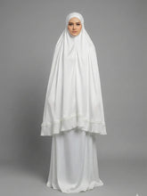 Telekung Off White ini memberi aura bersih dan suci dengan rekaan minimal yang anggun. Material sejuk, tidak jarang dan selesa dipakai lama. Sesuai untuk solat harian, travel dan hadiah istimewa. Tempah sekarang untuk rasa premium pada harga berpatutan.