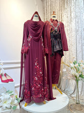 Terokai koleksi pengantin Maroon Burgundy dari WARDINA, menampilkan gaun longgar & jubah bahu untuk pengantin perempuan, serta Baju Prince atau Kot Raihan 3pcs untuk pengantin lelaki. Dibuat daripada chiffon mewah, sesuai untuk majlis resepsi perkahwinan.