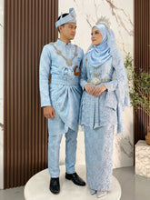 Gambar pasangan pengantin sebenar menggayakan baju sanding ZALIKHA songket 3D baby blue light blue di majlis perkahwinan tradisional melayu