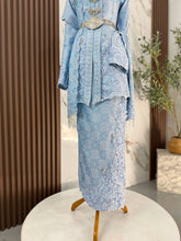 Kualiti tekstur fabrik songket 3D baby blue dengan kemasan light blue pada baju sanding kebaya ZALIKHA untuk visual perkahwinan sempurna