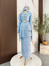 Busana kebaya moden songket 3D baby blue dengan selempang bersulam untuk keselesaan bergerak sepanjang majlis resepsi perkahwinan