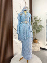 Rekaan baju sanding ZALIKHA dengan selempang bersulam yang memberikan gaya unik untuk photoshoot pengantin perempuan majlis perkahwinan