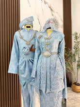 Busana pengantin baju sanding ZALIKHA warna baby blue light blue dengan aksesori sanggul lintang dan tanjak untuk gaya pengantin tradisional melayu