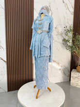 Baju sanding perempuan kebaya baby blue light blue songket 3D dengan selempang bersulam untuk siluet pengantin yang anggun dan estetik