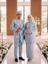 Gambar pasangan pengantin sebenar menggayakan baju sanding ZALIKHA songket 3D baby blue light blue di majlis perkahwinan tradisional melayu