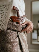 Pengantin lelaki memakai Keris Pengantin Kayu Replika pada baju sanding tradisional Melayu, aksesori sewaan untuk majlis perkahwinan