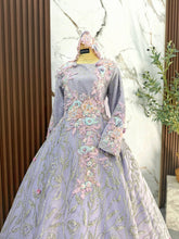 Rekaan baju sanding PERIWINKLE dengan glitter lace yang memberikan gaya dramatik untuk photoshoot pengantin perempuan majlis perkahwinan