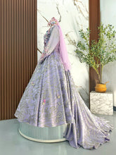 Perincian glitter lace dan aksesori mahkota pada baju sanding purple duchess untuk gambar close-up pengantin perempuan yang memukau