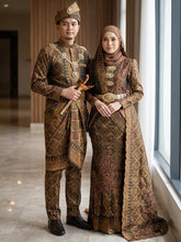 Gambar pasangan pengantin sebenar menggayakan baju sanding INDERASARI songket 3D dark brown bronze di majlis perkahwinan tradisional melayu