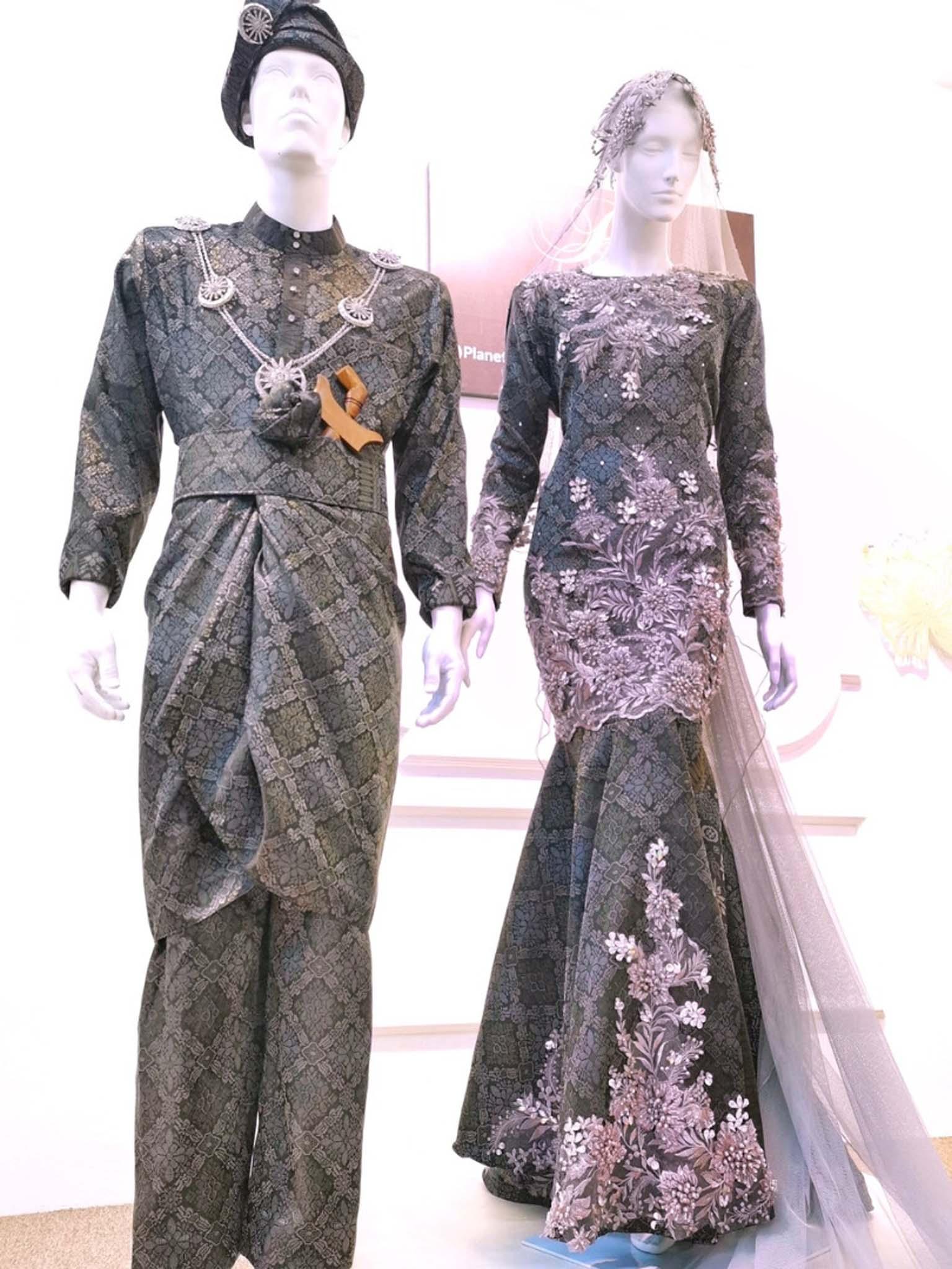 sepasang baju pengantin songket, Mermaid dress berwarna hitam dan kelabu perak cair lengkap aksesori buatan Butik Pengantin PP Signature-a pair of songket wedding dresses, mermaid Dress in black and light silver grey complete with accessories by PP Signature Bridal Boutique