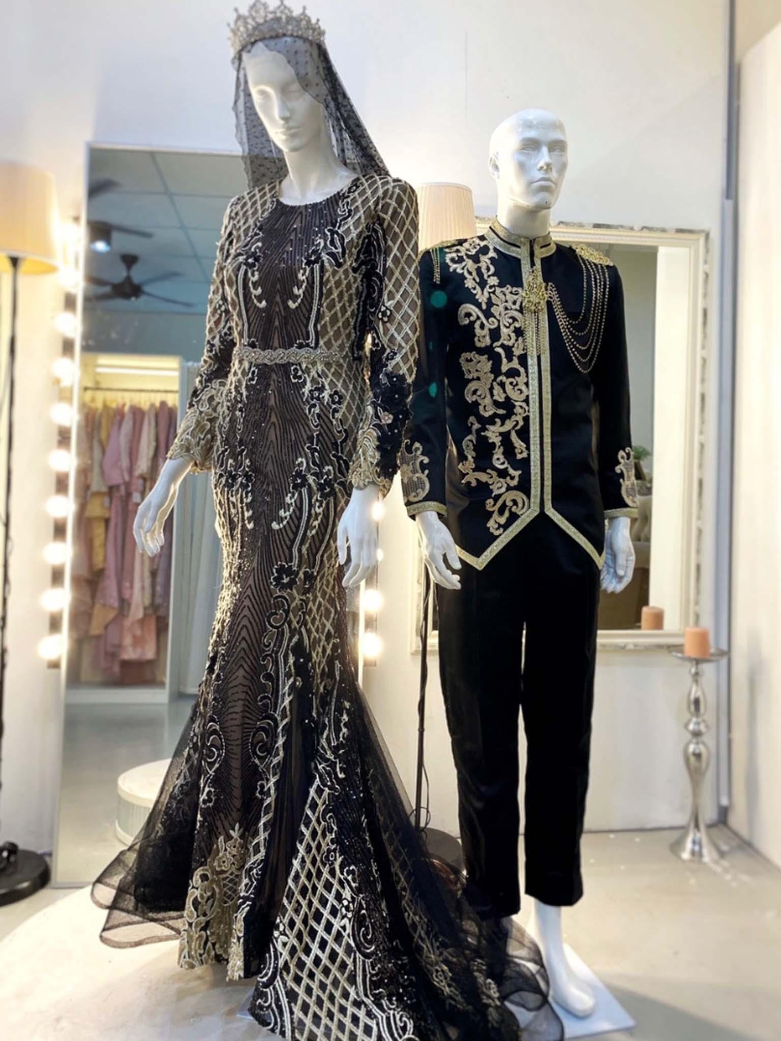 sepasang baju pengantin, Trumpet dress renda penuh berwarna hitam dan champagne lengkap aksesori buatan Butik Pengantin PP Signature-a pair of wedding dresses, Trumpet Dress with sequin lace in black and champagne complete with accessories by PP Signature Bridal Boutique