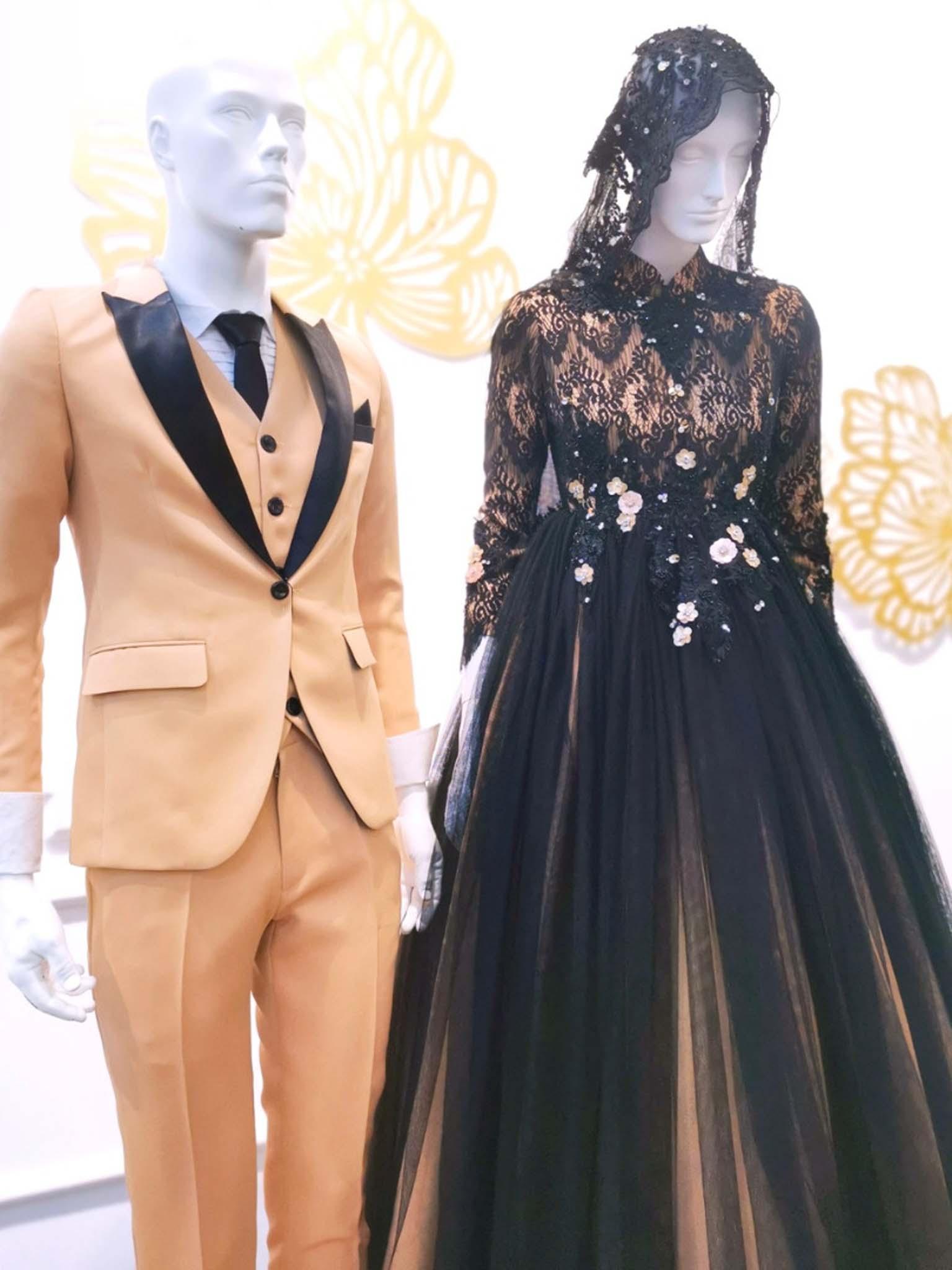 sepasang baju pengantin, Ballgown dress berwarna hitam dan champagne lengkap aksesori buatan Butik Pengantin PP Signature-a pair of wedding dresses, Ball gown Dress in black and champagne complete with accessories by PP Signature Bridal Boutique