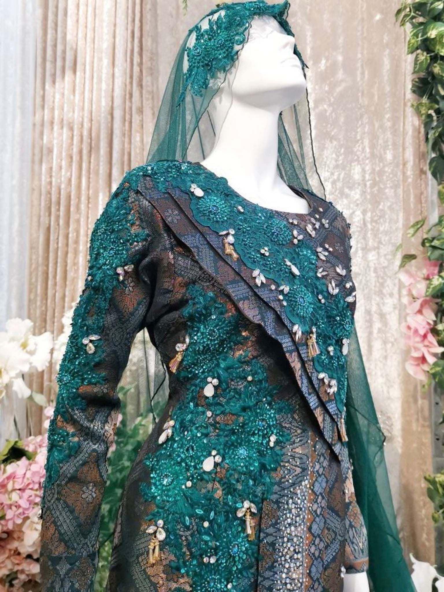 EMELDA SARI - Songket Wedding Dress, Emerald Green and Brown dari PP Signature. Tempah Baju Pengantin online atau set temujanji anda di butik hari ini!