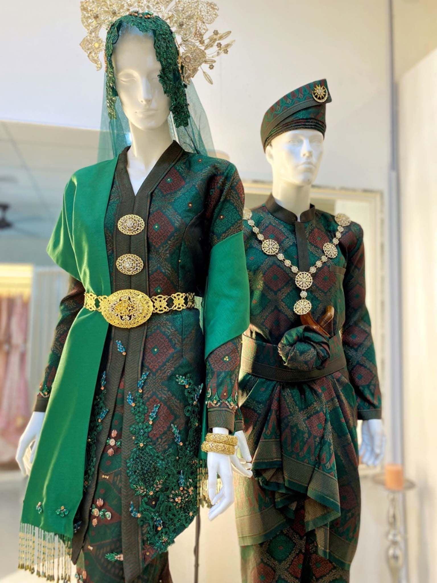 PUTERI GUNUNG LEDANG [LAGENDA SERIES] - Enchanting Kebaya Songket Wedding Dress, Emerald Green and Peach from PP Signature Bridal Boutique.-Tempah Baju Pengantin Online