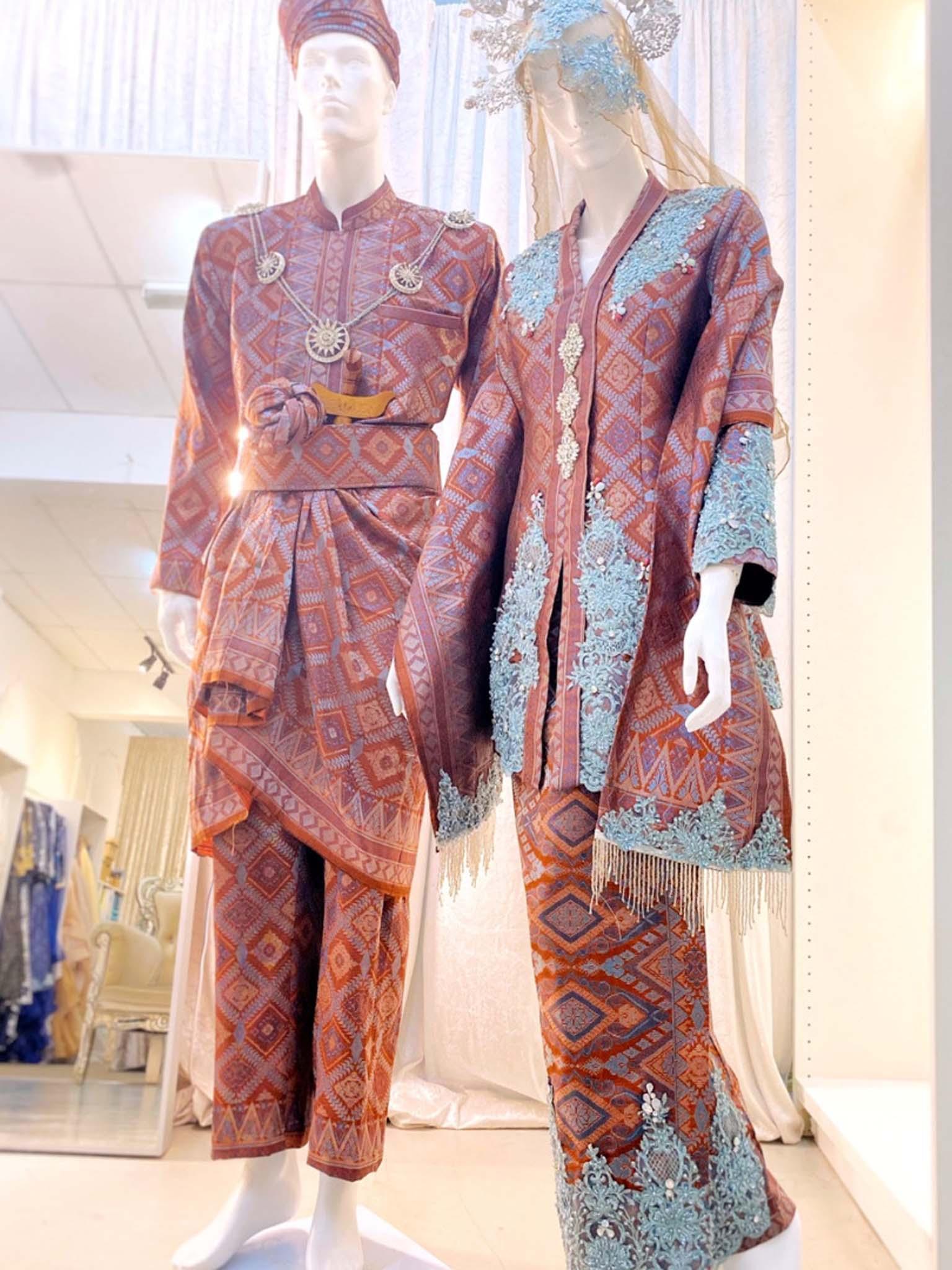 Baju Pengantin-Baju Pengantin songket-Baju Pengantin artis-Baju Pengantin terkini-Baju Pengantin muslimah-Baju Pengantin 2022-Baju Pengantin 2023-Baju Pengantin murah-Baju Pengantin lelaki-Baju Pengantin perempuan-pakej Baju Pengantin-Baju Pengantin plus size-pakej sanding-persandingan-malay wedding-custom rental Baju Pengantin-Baju Pengantin dark brown with tradisional design for malay wedding