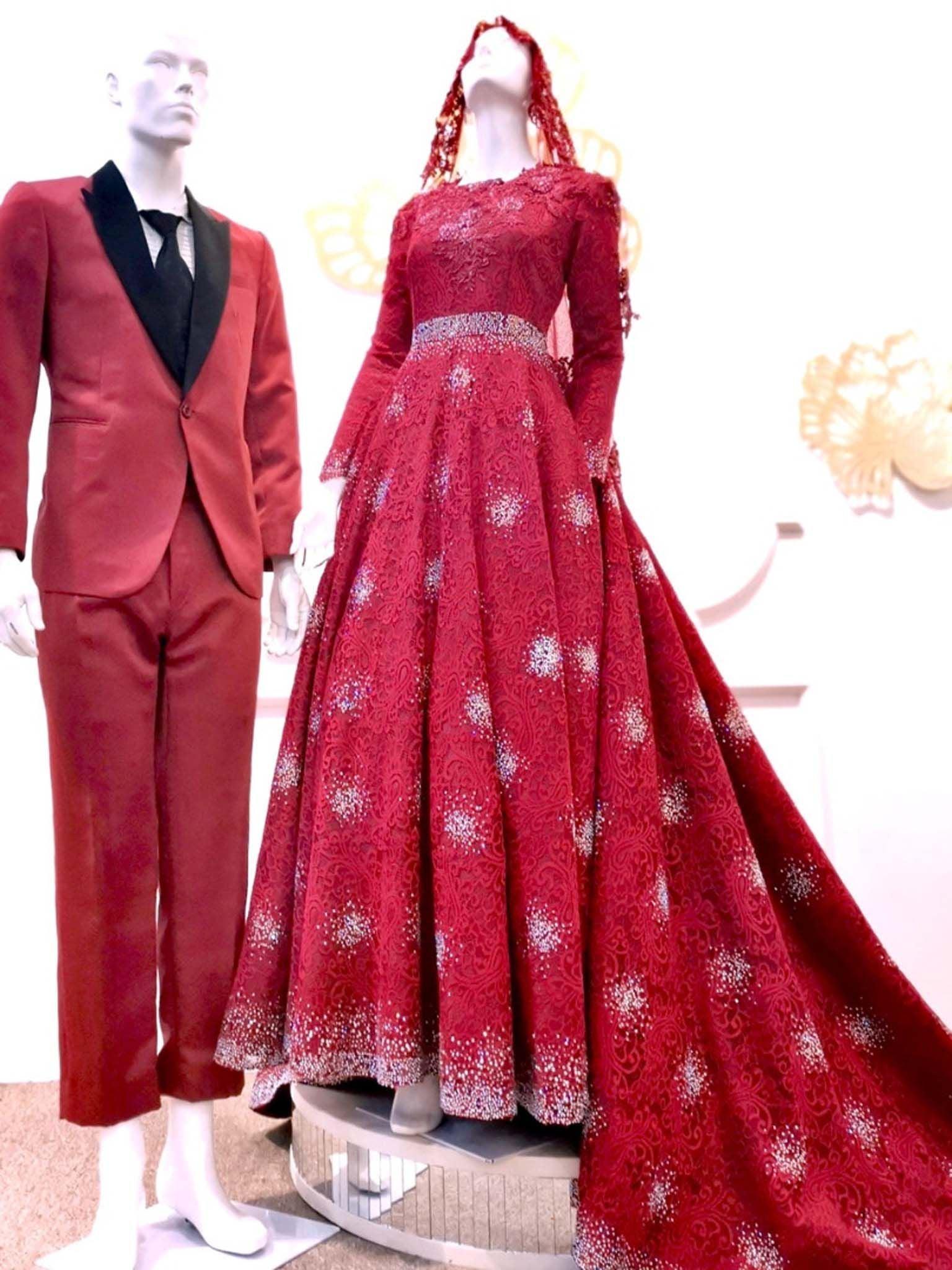 Sepasang Baju Pengantin Ballgown Full Lace lengkap aksesori serta kot western oleh Butik Pengantin PP Signature dipakai patung Lelaki dan perempuan berwarna merah maroon untuk disewa-A pair of full lace Ball gown wedding dresses as well as western suit complete with accessories by PP Signature Bridal Boutique worn by male and female statues in maroon for rent