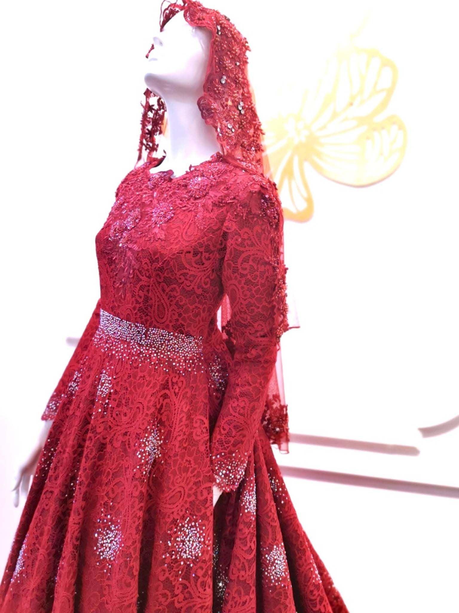 Sepasang Baju Pengantin Ballgown Full Lace lengkap aksesori serta kot western oleh Butik Pengantin PP Signature dipakai patung Lelaki dan perempuan berwarna merah maroon untuk disewa-A pair of full lace Ball gown wedding dresses as well as western suit complete with accessories by PP Signature Bridal Boutique worn by male and female statues in maroon for rent