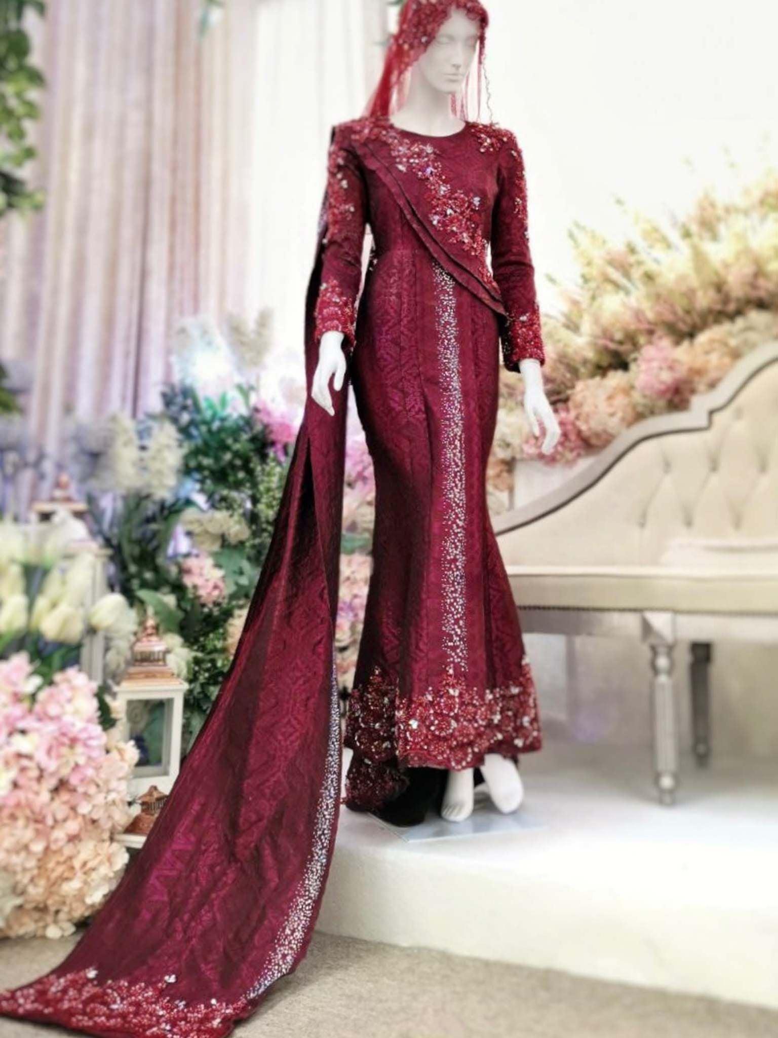 Sepasang Baju Pengantin Dress Sari Songket lengkap aksesori oleh Butik Pengantin PP Signature dipakai patung Lelaki dan perempuan berwarna merah maroon untuk disewa-A pair of Dress Sari Songket wedding dresses complete with accessories by PP Signature Bridal Boutique worn by male and female statues in maroon for rent