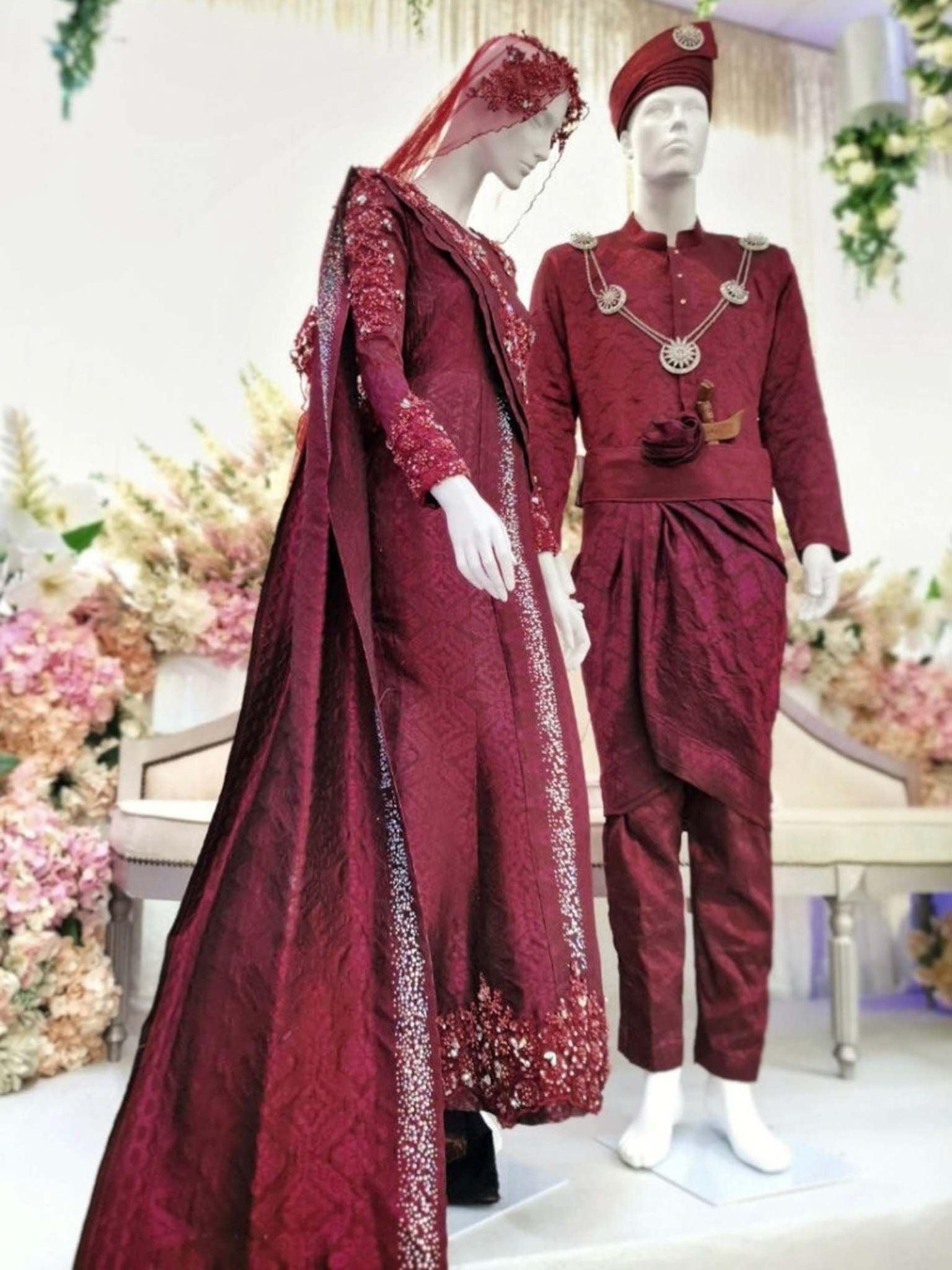 Sepasang Baju Pengantin Dress Sari Songket lengkap aksesori oleh Butik Pengantin PP Signature dipakai patung Lelaki dan perempuan berwarna merah maroon untuk disewa-A pair of Dress Sari Songket wedding dresses complete with accessories by PP Signature Bridal Boutique worn by male and female statues in maroon for rent