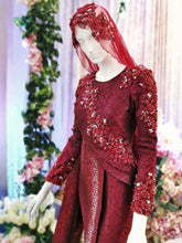 Sepasang Baju Pengantin Dress Sari Songket lengkap aksesori oleh Butik Pengantin PP Signature dipakai patung Lelaki dan perempuan berwarna merah maroon untuk disewa-A pair of Dress Sari Songket wedding dresses complete with accessories by PP Signature Bridal Boutique worn by male and female statues in maroon for rent