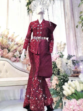Sepasang Baju Pengantin kebaya moden songket lengkap aksesori oleh Butik Pengantin PP Signature dipakai patung Lelaki dan perempuan berwarna merah maroon untuk disewa-A pair of modern kebaya wedding dresses songket complete with accessories by PP Signature Bridal Boutique worn by male and female statues in maroon for rent
