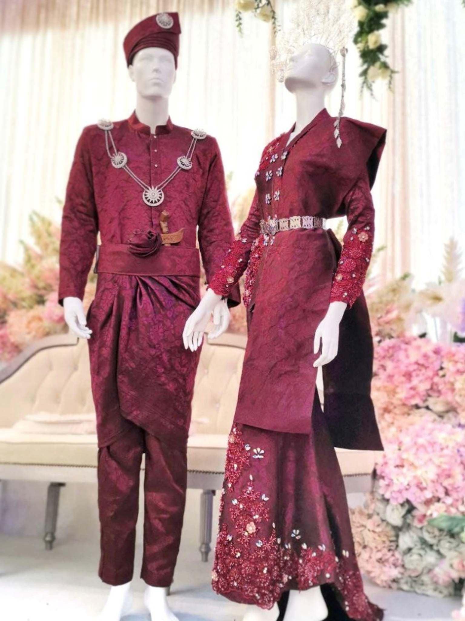 Sepasang Baju Pengantin kebaya moden songket lengkap aksesori oleh Butik Pengantin PP Signature dipakai patung Lelaki dan perempuan berwarna merah maroon untuk disewa-A pair of modern kebaya wedding dresses songket complete with accessories by PP Signature Bridal Boutique worn by male and female statues in maroon for rent