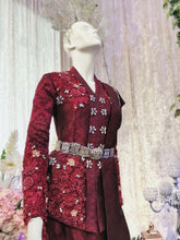 Sepasang Baju Pengantin kebaya moden songket lengkap aksesori oleh Butik Pengantin PP Signature dipakai patung Lelaki dan perempuan berwarna merah maroon untuk disewa-A pair of modern kebaya wedding dresses songket complete with accessories by PP Signature Bridal Boutique worn by male and female statues in maroon for rent