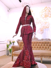 Sepasang Baju Pengantin kebaya moden songket lengkap aksesori oleh Butik Pengantin PP Signature dipakai patung Lelaki dan perempuan berwarna merah maroon untuk disewa-A pair of modern kebaya wedding dresses songket complete with accessories by PP Signature Bridal Boutique worn by male and female statues in maroon for rent