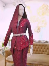 Sepasang Baju Pengantin kebaya moden songket lengkap aksesori oleh Butik Pengantin PP Signature dipakai patung Lelaki dan perempuan berwarna merah maroon untuk disewa-A pair of modern kebaya wedding dresses songket complete with accessories by PP Signature Bridal Boutique worn by male and female statues in maroon for rent