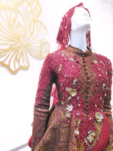 Sepasang Baju Pengantin Two Piece Peplum Dress lengkap aksesori oleh Butik Pengantin PP Signature dipakai patung Lelaki dan perempuan berwarna merah maroon untuk disewa-A pair of Two Piece Peplum Dress wedding dresses songket complete with accessories by PP Signature Bridal Boutique worn by male and female statues in maroon for rent