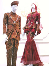 Sepasang Baju Pengantin Two Piece Peplum Dress lengkap aksesori oleh Butik Pengantin PP Signature dipakai patung Lelaki dan perempuan berwarna merah maroon untuk disewa-A pair of Two Piece Peplum Dress wedding dresses songket complete with accessories by PP Signature Bridal Boutique worn by male and female statues in maroon for rent