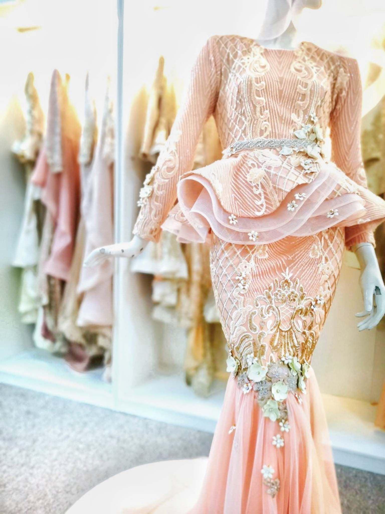 Baju Pengantin-Baju Pengantin songket-Baju Pengantin artis-Baju Pengantin terkini-Baju Pengantin muslimah-Baju Pengantin 2022-Baju Pengantin 2023-Baju Pengantin murah-Baju Pengantin lelaki-Baju Pengantin perempuan-pakej Baju Pengantin-Baju Pengantin plus size-pakej sanding-persandingan-malay wedding-custom rental Baju Pengantin-Baju Pengantin dark brown with tradisional design for malay wedding-Baju Pengantin Peach-Peach wedding dress
