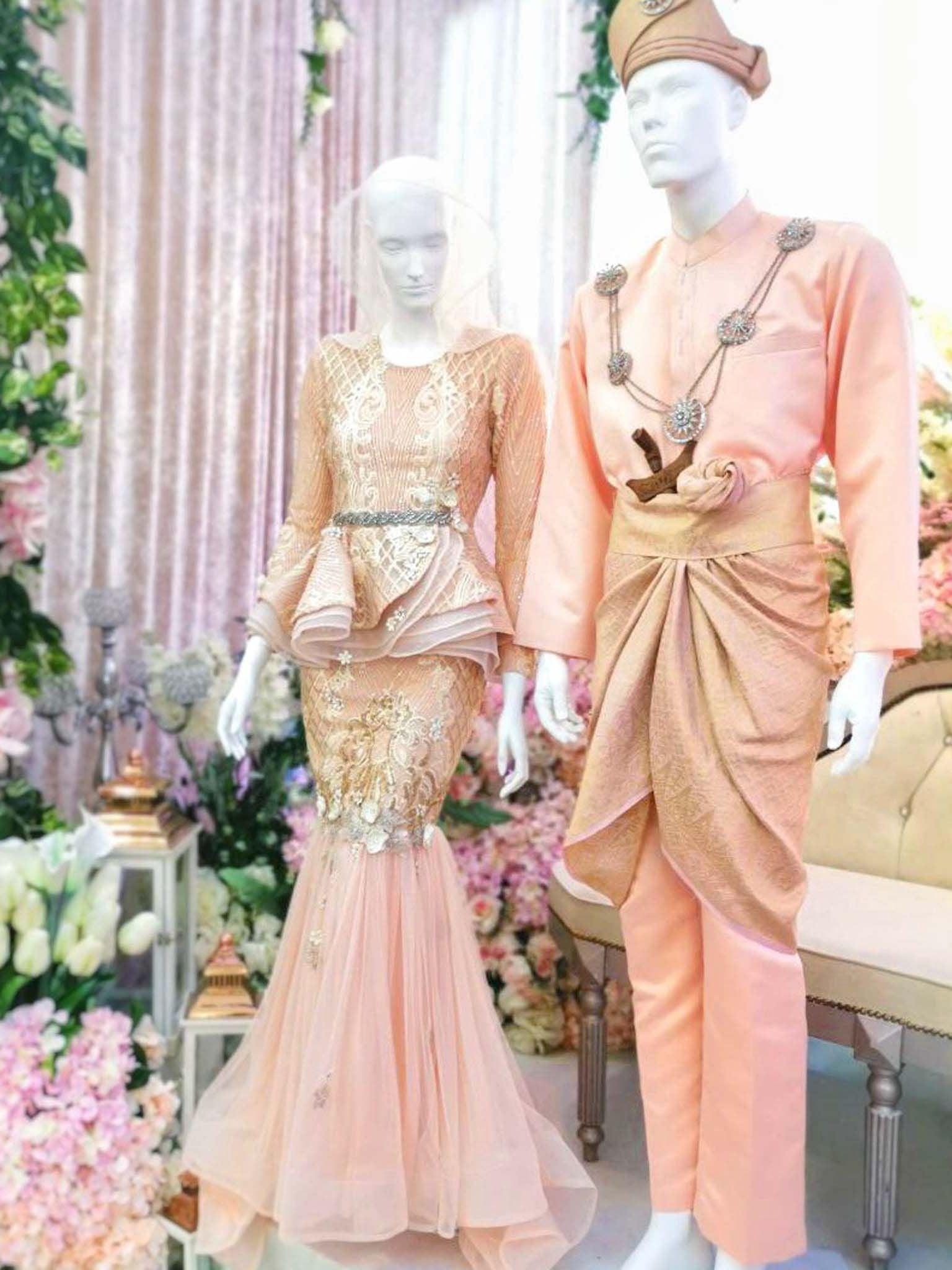 Baju Pengantin-Baju Pengantin songket-Baju Pengantin artis-Baju Pengantin terkini-Baju Pengantin muslimah-Baju Pengantin 2022-Baju Pengantin 2023-Baju Pengantin murah-Baju Pengantin lelaki-Baju Pengantin perempuan-pakej Baju Pengantin-Baju Pengantin plus size-pakej sanding-persandingan-malay wedding-custom rental Baju Pengantin-Baju Pengantin dark brown with tradisional design for malay wedding-Baju Pengantin Peach-Peach wedding dress