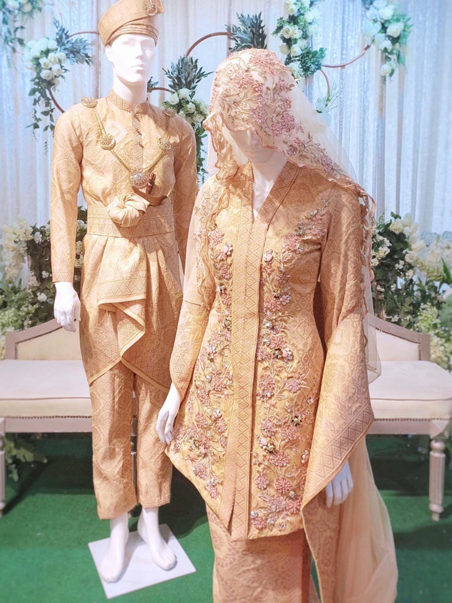 Baju Pengantin-Baju Pengantin songket-Baju Pengantin artis-Baju Pengantin terkini-Baju Pengantin muslimah-Baju Pengantin 2022-Baju Pengantin 2023-Baju Pengantin murah-Baju Pengantin lelaki-Baju Pengantin perempuan-pakej Baju Pengantin-Baju Pengantin plus size-pakej sanding-persandingan-malay wedding-custom rental Baju Pengantin-Baju Pengantin Peach-Peach wedding dress-Baju Kebaya Songket